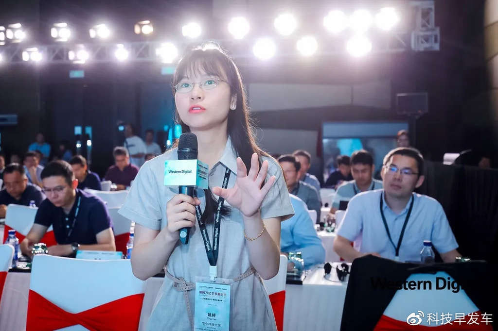 Vừa xinh đẹp vừa thông minh, Diêu Đình đã leo lên hot search của mạng xã hội weibo không chỉ bởi vì rất xinh đẹp thu hút mà còn bởi năng lực vượt trội của mình. Cô được mệnh danh là "mỹ nữ thiên tài". 