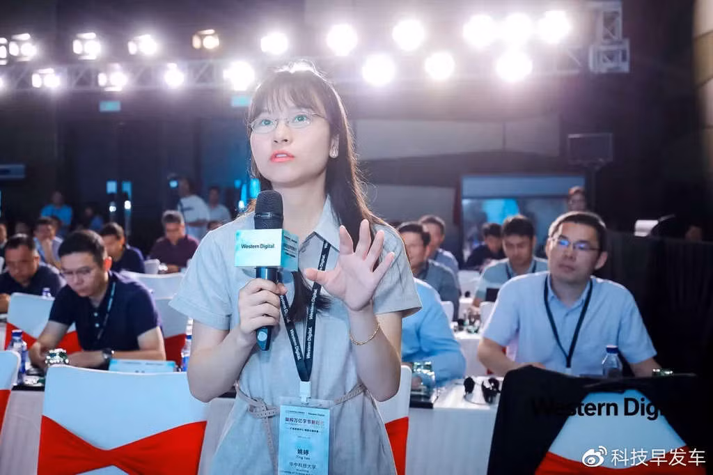 Vừa xinh đẹp vừa thông minh, Diêu Đình đã leo lên hot search của mạng xã hội weibo không chỉ bởi vì rất xinh đẹp thu hút mà còn bởi năng lực vượt trội của mình. Cô được mệnh danh là "mỹ nữ thiên tài". 