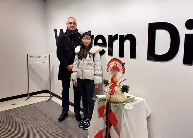 Sau khi nhận được lời mời phỏng vấn của Huawei, Diêu Đình cảm thấy phù hợp và bắt đầu tham gia các vòng phỏng vấn tuyển chọn khắt khe, cuối cùng xuất sắc được tuyển dụng với mức lương 1.56 triệu NDT (khoảng 5,2 tỷ VND) một năm.