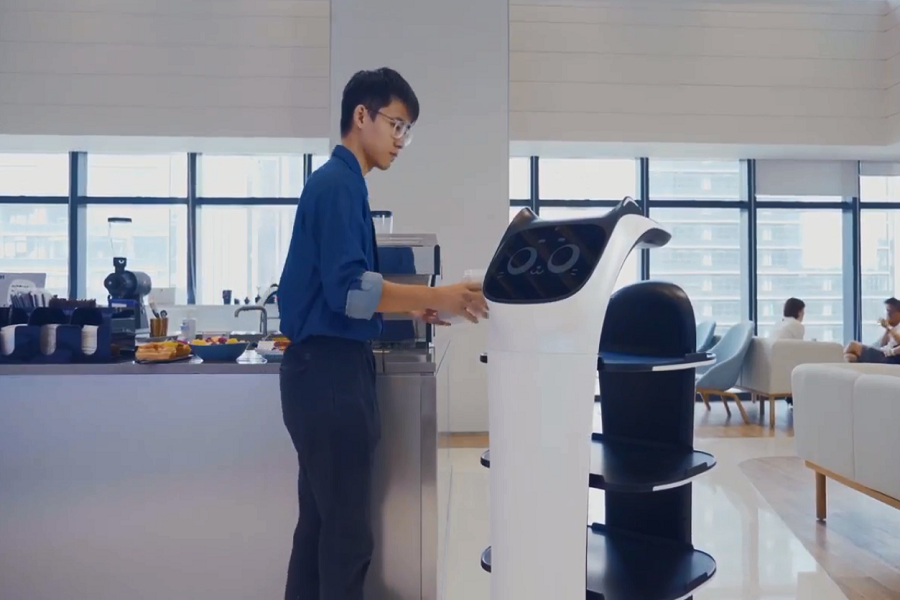 Màn hình máy tính của BellaBot được thiết kế mặt mèo có khả năng thể hiện nhiều biểu cảm khác nhau khi chúng ta chạm vào tai của nó.