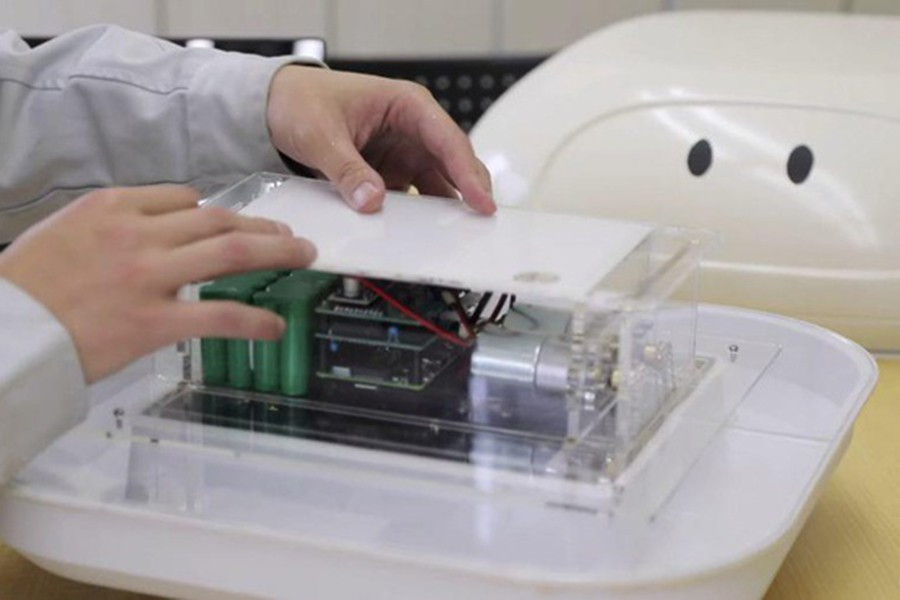 Aigamo có thể sạc điện từ tấm pin năng lượng mặt trời, có định vị GPS và bộ thu phát Wi-Fi.