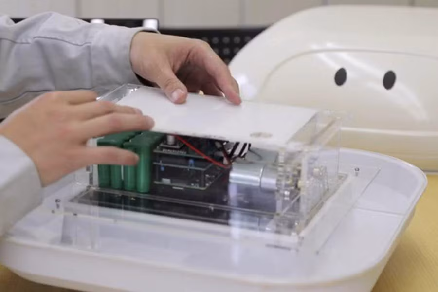 Aigamo có thể sạc điện từ tấm pin năng lượng mặt trời, có định vị GPS và bộ thu phát Wi-Fi.