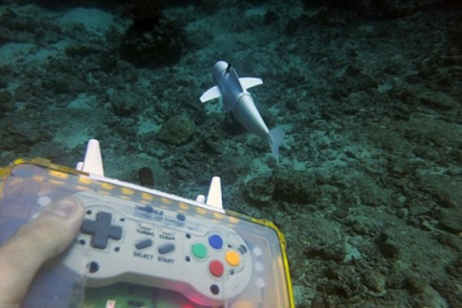 Bên cạnh đó, SoFi sử dụng hệ thống điều khiển bằng âm thanh để nhận các lệnh điều khiển từ xa. Chú robot cá còn được trang bị camera để ghi lại cuộc sống của những sinh vật dưới đáy biển.