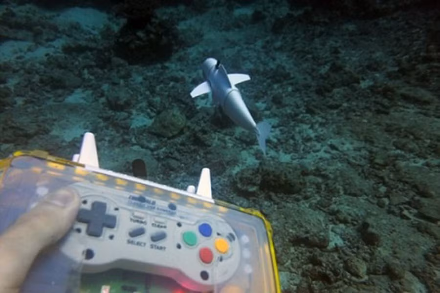 Bên cạnh đó, SoFi sử dụng hệ thống điều khiển bằng âm thanh để nhận các lệnh điều khiển từ xa. Chú robot cá còn được trang bị camera để ghi lại cuộc sống của những sinh vật dưới đáy biển.