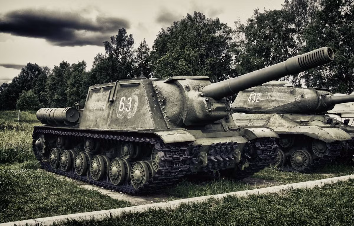 Như tên gọi của mình, ISU-152 trang bị pháo chính có cỡ nòng lên đến 152mm và mỗi viên đạn HE của nó nặng tầm 45kg, đủ sức để đấm bay màu bất kỳ xe tăng nào của Đức Quốc Xã tại mọi khoảng cách. Nó còn được sử dụng hiệu quả với vai trò phương tiện công phá hầm, boongke và các loại công sự.