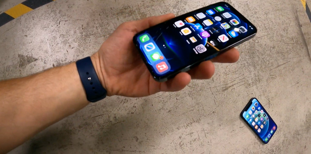 iPhone 12 Pro đã nứt kính Ceramic Shield, iPhone 12 thì chưa bị gì. Có thể do áp lực của viền thép cứng hơn. Tóm lại rằng, Ceramic Shield có cứng hơn theo những gì Apple công bố, ngoài ra trong quá trình sử dụng nó cũng sẽ ít bị trầy hơn.