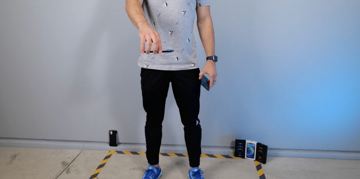 Một YouTuber đã tiến hành thử nghiệp độ cứng của lớp kính này với các độ rơi từ 1-5m rơi úp mặt và rơi thẳng canh. Ở thử nghiệm đầu tiên, anh chàng cho giả lập điều kiện thường khi rơi ở độ cao 1m.