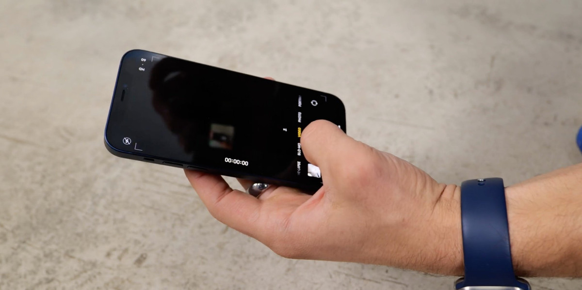 iPhone 12 đã bị đơ camera, không quay phim hay chụp hình được, có lẽ do chấn động quá nhiều, kính thì chưa vỡ. Trường hợp này thì iPhone 12 Pro chưa bị sao về camera cả.