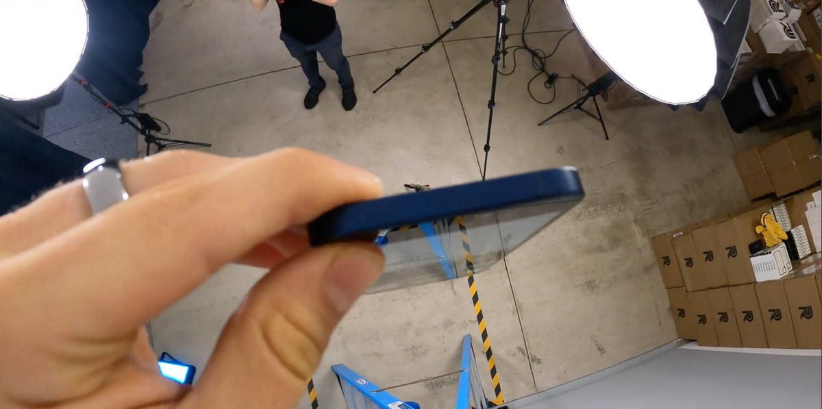 Tiếp theo là thử thách dã man hơn khi thả iPhone rơi cạnh thẳng đứng xuống từ độ cao 5m.