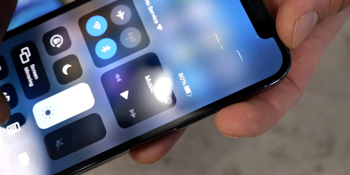 Anh nhận thấy ở iPhone 12 Pro bị chết điểm ảnh trên màn hình sau khi rơi ụp mặt trước từ độ cao 2m, kính thì vẫn chưa vỡ.