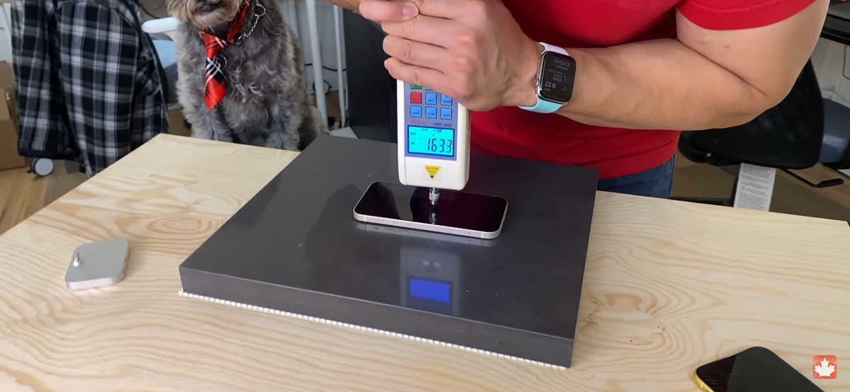 Ngoài ra, các YouTuber khác cũng có nhiều cách khác nhau để hành hạ iPhone 12 như dùng máy đo N để thử mức độ lực mà màn hình có thể chịu được. Theo đo đạc, màn hình của iPhone 12 có thể chịu được một lực với khoảng 442N trước khi vỡ, trong khi đó ở iPhone 11 chỉ là 352N.