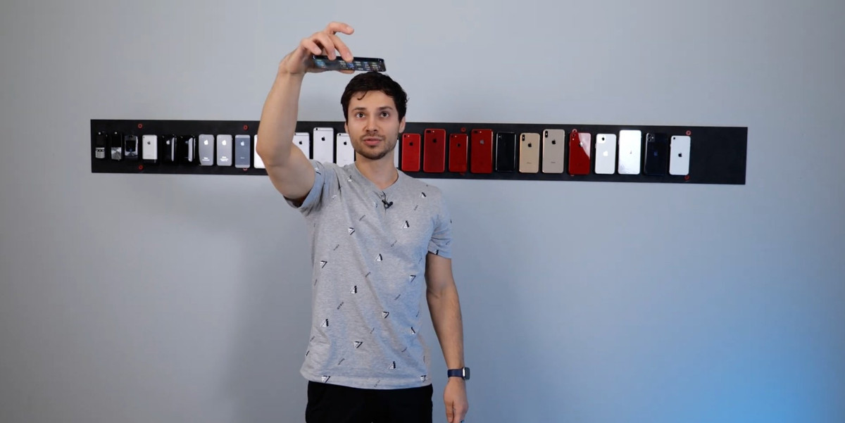 Tiếp theo, anh chàng nâng độ cao lên 2m và thả úp mặt trước của iPhone xuống.