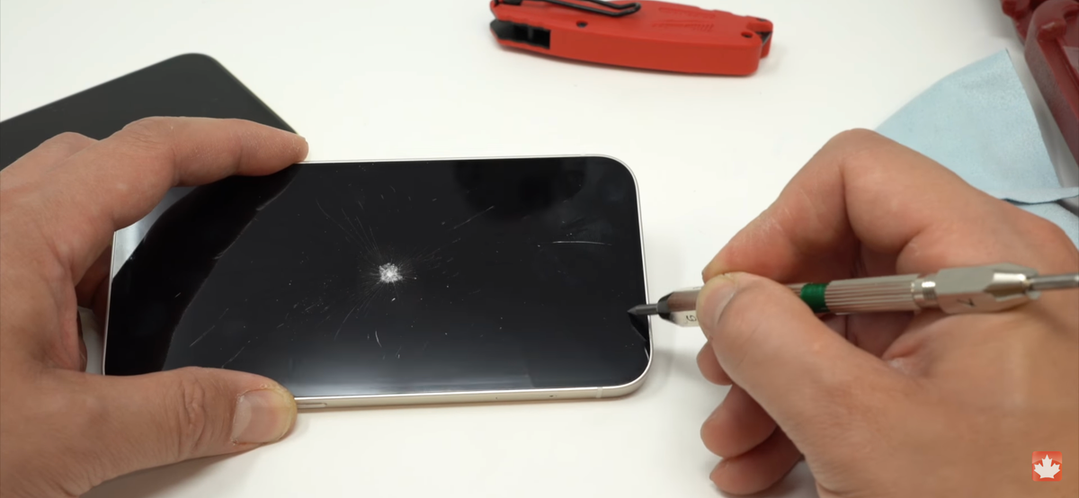 Các YouTuber này cũng dùng dao, bút sắt để thử độ chống trầy xước trên mặt kính.