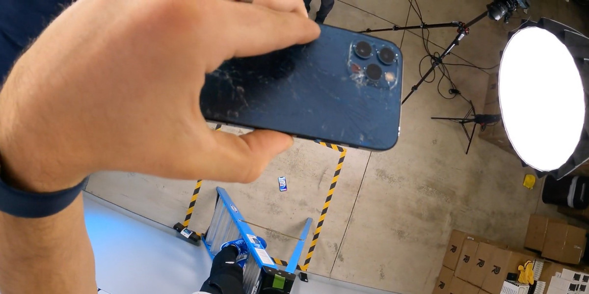 Giờ là thử rơi úp mặt xuống từ độ cao 5m.