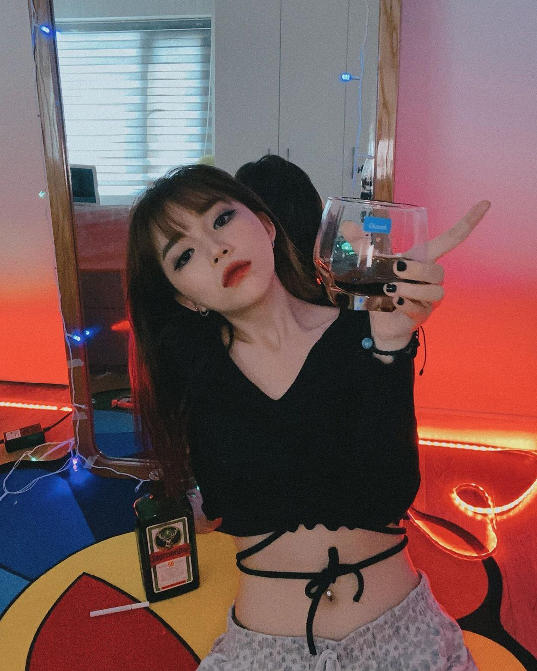 Khi dạng áo khoe eo thông thường trở nên quá quen thuộc, nàng streamer chuyển qua mê tít kiểu áo đi kèm dây buộc chéo ngang eo, tạo cảm giác thân hình càng thêm gợi cảm.