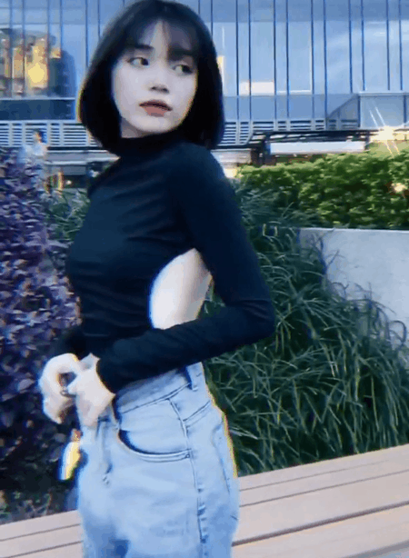 Mới đây, nữ streamer tiếp tục khiến bao người trầm trồ khi diện mẫu áo "nửa kín nửa hở" vô cùng quyến rũ.