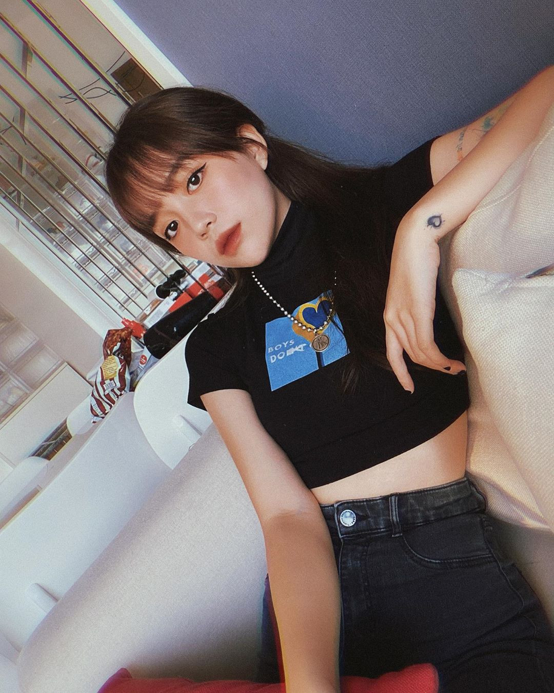 Style của Linh Ngọc Đàm bấy lâu này cũng chất ngầu như idol Hàn Quốc, đặc biệt cô nàng luôn mặc áo ngắn để khéo khoe vòng eo của mình.