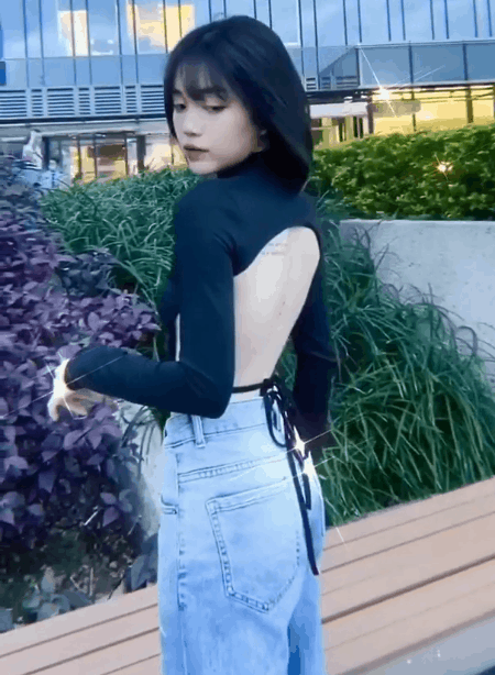 Mặt xinh, dáng chuẩn, nổi tiếng, Linh Ngọc Đàm còn có gu thời trang ưng mắt được bao bạn trẻ yêu thích.