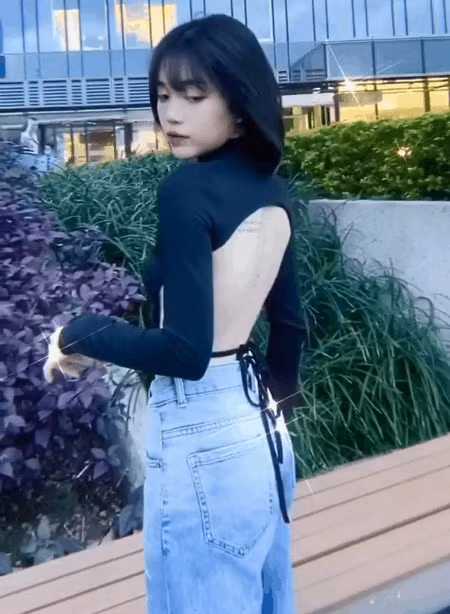 Mặt xinh, dáng chuẩn, nổi tiếng, Linh Ngọc Đàm còn có gu thời trang ưng mắt được bao bạn trẻ yêu thích.