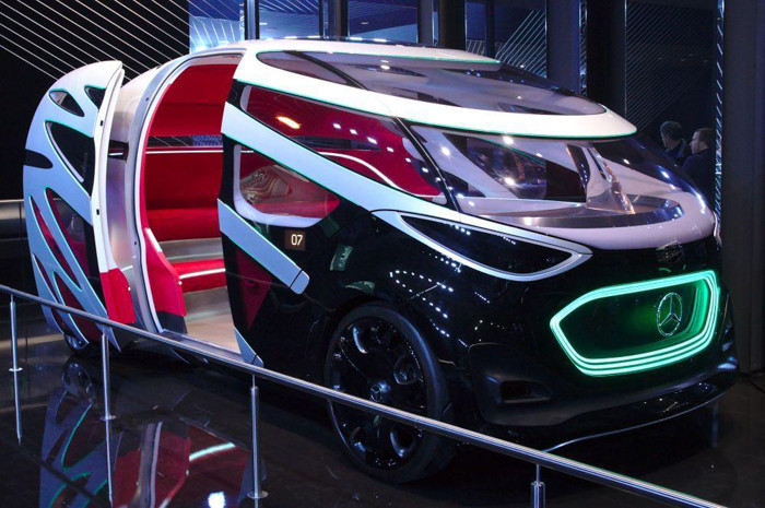 Xe tự lái là một viễn cảnh khoa học viễn tưởng khác đang dần dần trở thành hiện thực. Mặc dù vậy, để có thể hoạt động tự động hoàn toàn, những chiếc xe này cần phải được trang bị 5G. Xe không người lái đòi hỏi phải có thời gian phản hồi tín hiệu rất nhanh và độ trễ thấp của mạng 5G ở đây sẽ phát huy tác dụng. Khi di chuyển ở tốc độ cao, các xe tự lái phải đưa ra những quyết định nhanh chóng, liên lạc với đám mây và đồng bộ hóa với các yếu tố kết nối khác trong thành phố. Thực chất, Tesla đang tiến đến rất gần với giấc mơ này.