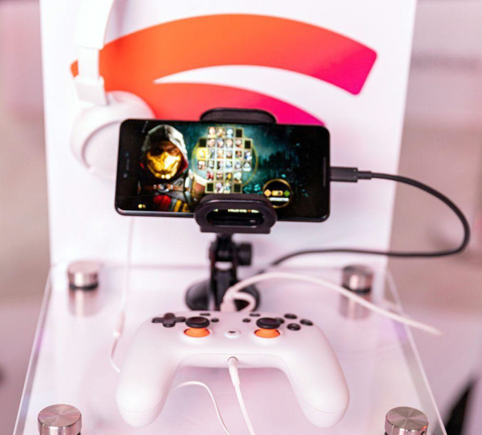 Có rất nhiều vấn đề với trò chơi di động nhưng 5G có thể thực sự thay đổi điều này. Gần như tất cả các trò chơi di động hiện tại đều đòi hỏi kết nối mạng và độ trễ của mạng 4G không cho phép chơi nhiều trò mang tính thi đấu, cạnh tranh. Độ trễ trung bình của mạng 4G LTE là vào khoảng 70 mili giây (ms) trong khi 5G về mặt lý thuyết có thể đưa về con số 1ms. Điều này có nghĩa là bạn sẽ có thể chơi những trò chơi tốc độ cao như bắn súng hay đua xe trên điện thoại của bạn mà không bị giật, lag.