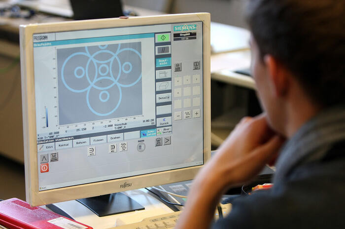 Quản lí kĩ sư cao cấp (221.507 USD/năm): Công việc kĩ thuật cao cấp này thường yêu cầu 10 năm kinh nghiệm.