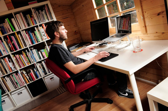 Giám đốc sáng tạo (214.714 USD/năm): Một giám đốc sáng tạo tại Apple có thể đưa ra các ý tưởng sáng tạo và biến những ý tưởng thành hành động. Giám đốc sáng tạo tại Apple rất quan trọng vì đây là người đưa ra các chiến dịch truyền thông, quảng cáo và khuyến mãi cho sản phẩm. Vị trí này có thể cần tới 15 năm kinh nghiệm.