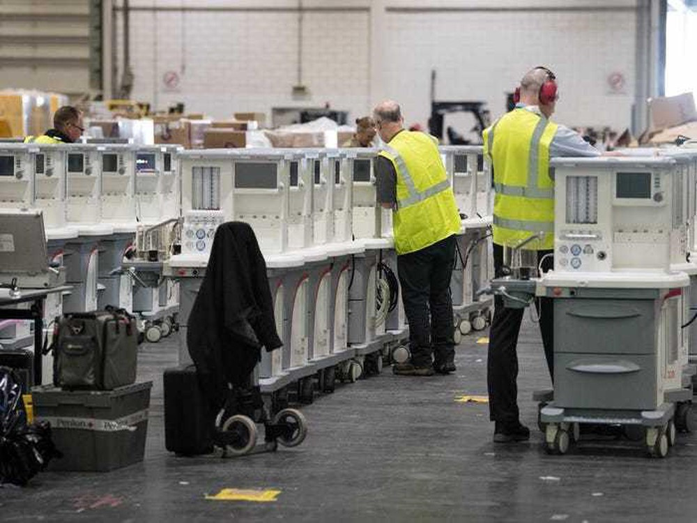 Khi đi vào vận hành hết công suất, bệnh viện sẽ cần 16.000 nhân viên y tế, tình nguyện viện. Hiện tại, một số điều dưỡng tại các bệnh viện đã được rút sang bệnh viện dã chiến.