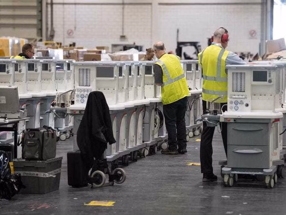 Khi đi vào vận hành hết công suất, bệnh viện sẽ cần 16.000 nhân viên y tế, tình nguyện viện. Hiện tại, một số điều dưỡng tại các bệnh viện đã được rút sang bệnh viện dã chiến.