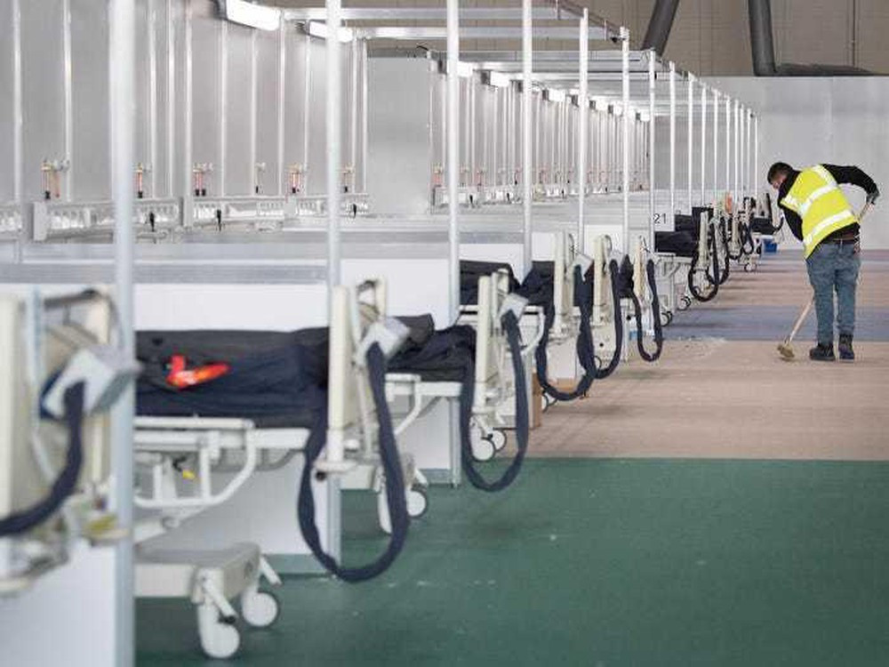 Tham gia xây dựng bệnh viện là hàng trăm binh sĩ Hoàng gia Anh, các nhân viên y tế của cơ quan y tế quốc gia, kiến trúc sư, kỹ sư.