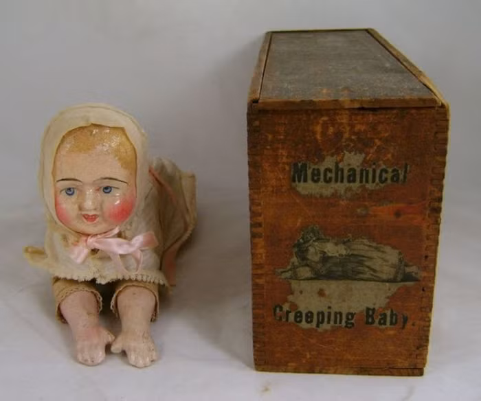 Năm 1872, 1 năm sau sự ra đời của những con búp bê trên, Robert J. Clay tiếp tục nộp đơn xin cấp bằng sáng chế một sản phẩm cải tiến mới mang tên Búp bê khóc. Theo đó, ông sẽ sử dụng một vật dụng làm bằng cao su hoặc bột nhão để đánh vào các bánh răng và tạo ra âm thanh mà ông cho là "bắt chước tiếng khóc của một đứa trẻ hoặc giọng nói của động vật".