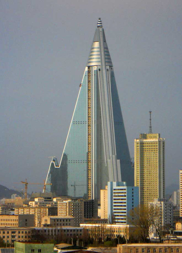 Khách sạn có diện tích sàn gần 360.000m2 - một con số khá lớn, đến mức nhiều người so sánh rằng có thể đựng vừa cả thành phố Vatican trong đó.