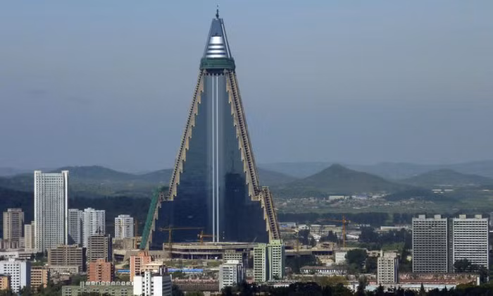 Phía trên đỉnh khách sạn là một hình nón với kích thước lớn gấp đôi tượng nhân sư.