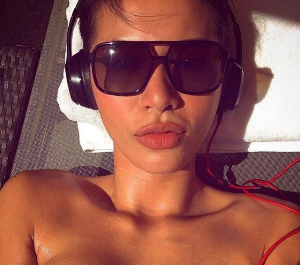 Cùng với việc lên đời ''dế yêu'', chắc hẳn hiện tại Minh Tú đã update phiên bản tai nghe không dây Airpods của nhà Táo.