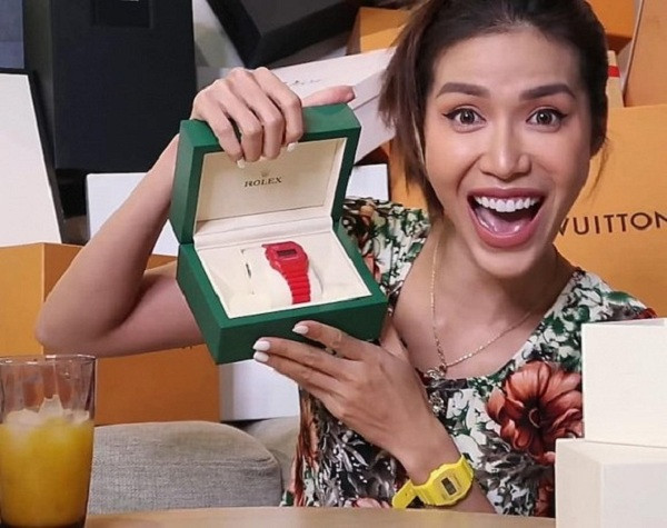 Mới đây, siêu mẫu Minh Tú tung clip đập hộp đồ hiệu tiền tỷ được bạn trai tặng trên kênh Youtube cá nhân. Tuy nhiên, điều khiến clip của cô được chú ý là bên trong hộp của loạt thương hiệu đình đám thế giới kia lại là những món đồ bình dân, từ đồng hồ mấy chục ngàn, dép tổ ong, đến túi cói,...