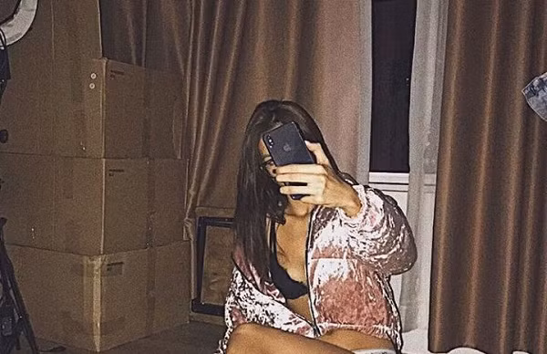 Minh Tú thường xuyên khoe ảnh selfie sexy, quyến rũ cùng sản phẩm công nghệ này.