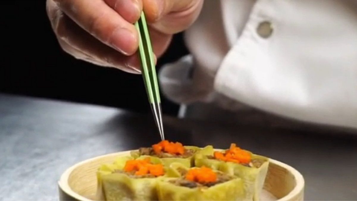 Shiok sử dụng mẫu các tế bào từ tôm để nuôi thành thịt tôm ở dạng băm. Các tế bào này được nuôi bằng dưỡng chất trong dung dịch và giữ ở môi trường 28 độ để các tế bào sinh sôi và biến thành thịt trong khoảng từ 4 đến 6 tuần.