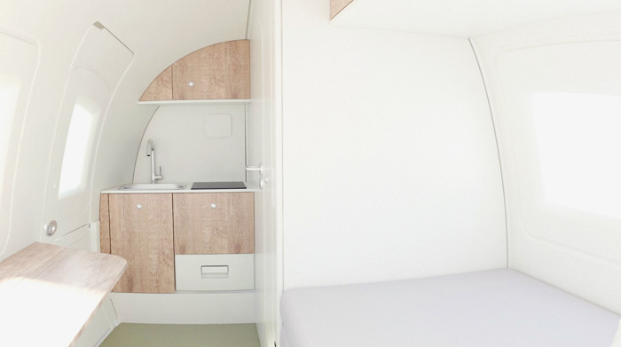 Bên trong nội thất bao gồm 1 nhà vệ sinh kiêm phòng tắm có vòi hoa sen, một gian bếp nhỏ, nơi làm việc, khu vực ăn uống, giường gấp và các ngăn chứa đồ đạc, dụng cụ (có thể lấy ra từ bên ngoài).