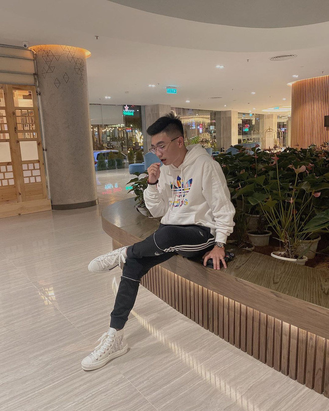 Bụt là bạn của streamer Uyên Pu, Linh quen Bụt sau khi chia tay bạn gái. Khi Linh buồn, anh chàng đã ở bên động viên, an ủi rồi dần dần cả hai có cảm tình và đã quyết định tiến đến một mối quan hệ nghiêm túc. Tuy nhiên, chưa được bao lâu thì cặp đôi đã thông báo chia tay khiến ai cũng thấy tiếc nuối.