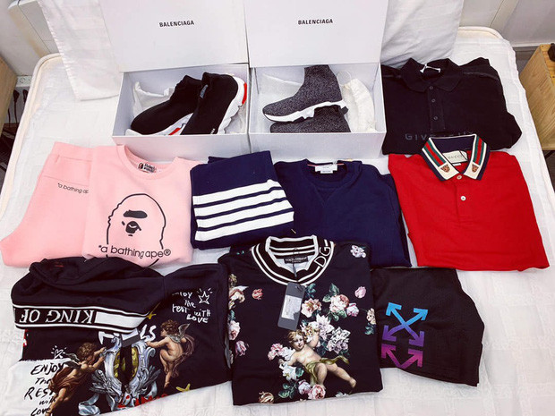 Mỗi lần đi shopping anh chàng cũng chi mạnh tay "sương sương" đủ khiến dân tình ngậm ngùi ghen tị.