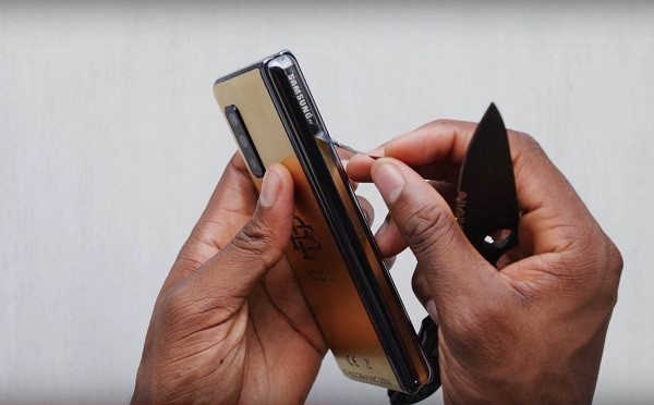 Trả lời cho điều này, CEO của Escobar Inc xác nhận rằng Escobar Fold 2 chính là Galaxy Fold, nhưng đã được “tân trang” lại lớp áo bên ngoài bằng những miếng phủ vàng.