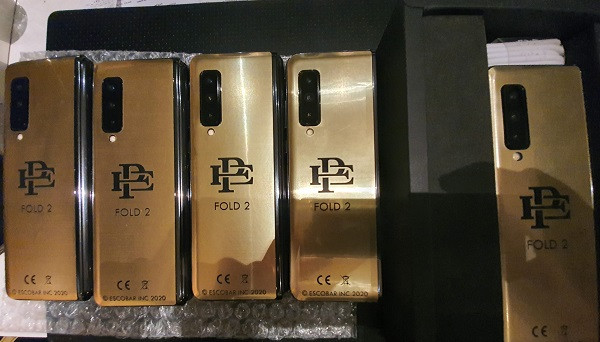 Gần đây, một video clip mới được tung lên mạng đã cho thấy nghi ngờ của các fan công nghệ là hoàn toàn có cơ sở. Chiếc điện thoại mang tên trùm ma túy khét tiếng thực chất chỉ là hóa thân trông có vẻ “sang chảnh” hơn của Galaxy Fold.