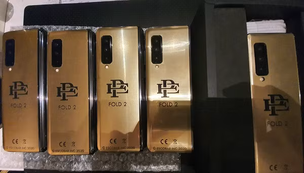 Gần đây, một video clip mới được tung lên mạng đã cho thấy nghi ngờ của các fan công nghệ là hoàn toàn có cơ sở. Chiếc điện thoại mang tên trùm ma túy khét tiếng thực chất chỉ là hóa thân trông có vẻ “sang chảnh” hơn của Galaxy Fold.