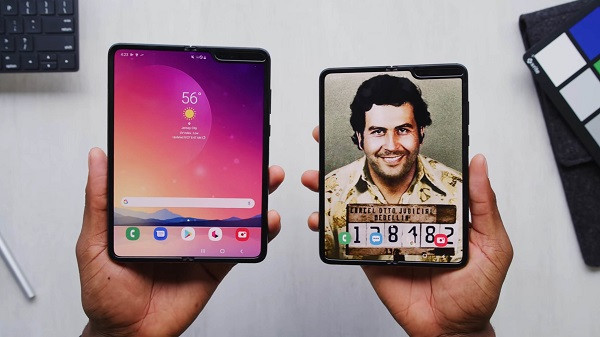 Tiếp tục “mổ xẻ”,Youtuber nhận thấy 2 sản phẩm không hề có sự khác biệt nào về thiết kế bên ngoài lẫn giao diện hệ điều hành bên trong.