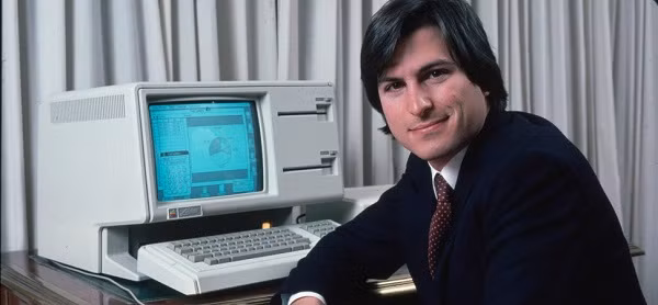 Cuối ngày giao dịch đầu tiên của Apple Computer, vào tháng 12 năm 1980 đã biến những người sáng lập nó trở thành triệu phú chỉ sau một đêm. Trong đó có Steve Jobs, khi ấy ông mới chỉ 25 tuổi.