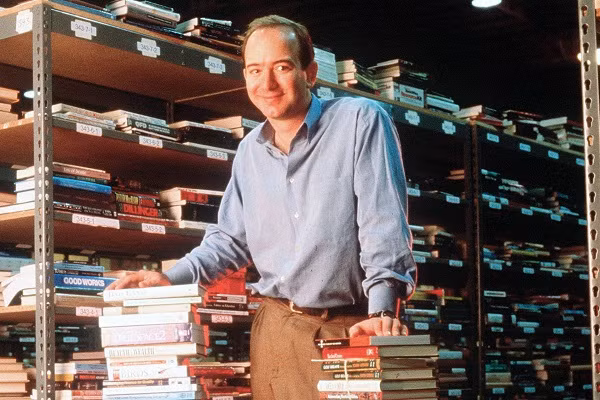  Tỷ phú công nghệ Jeff Bezos của những năm đôi mươi từng là một người phát triển phần mềm tại Bankers Trust. Thời điểm đó, CEO của Amazon 24 tuổi.