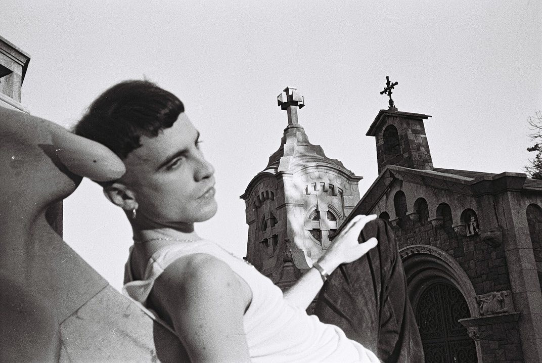 “Bầu khí quyển sẽ tạo ra âm thanh trong đầu tôi. Tùy thuộc vào điều kiện khí quyển, tôi sẽ có trải nghiệm rằng mình đang ở trong môi trường này hoặc môi trường khác”, chàng trai 24 tuổi nói.