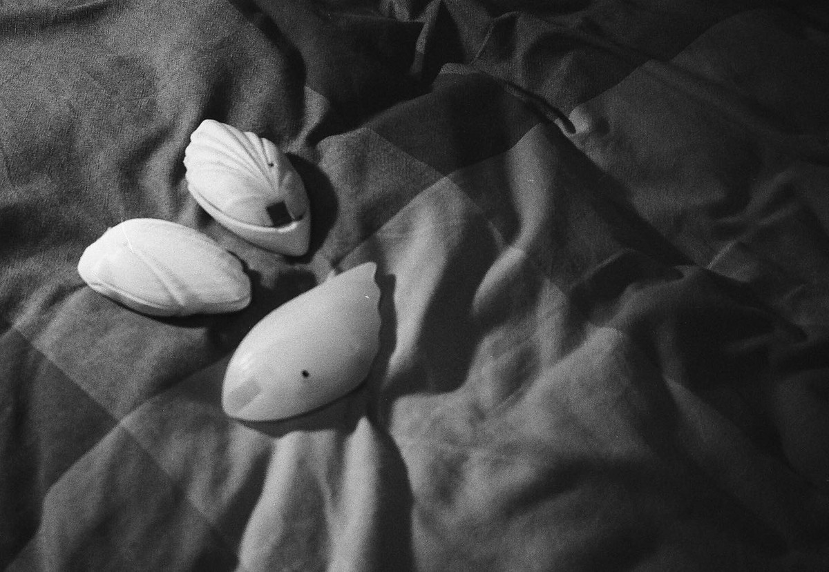 Anh cho biết thiết bị này lấy cảm hứng từ vây cá chuồn. Anh đã phải làm việc với các nhà khoa học trong 3 năm để hoàn thiện sản phẩm. Trong ảnh là 3 phiên bản của thiết bị đặc biệt này.