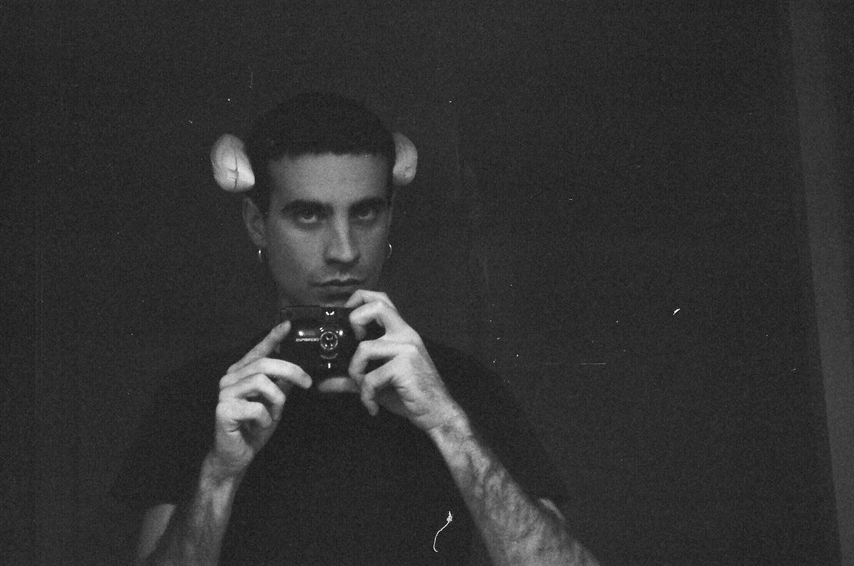 Manel de Aguas đã làm được điều đó, anh biến những chiếc vây trang trí đó thành một bộ phận có thể nhận biết nhiệt độ, độ ẩm, áp suất khí quyển và gửi âm thanh đến não của mình bằng cách dẫn truyền qua xương.