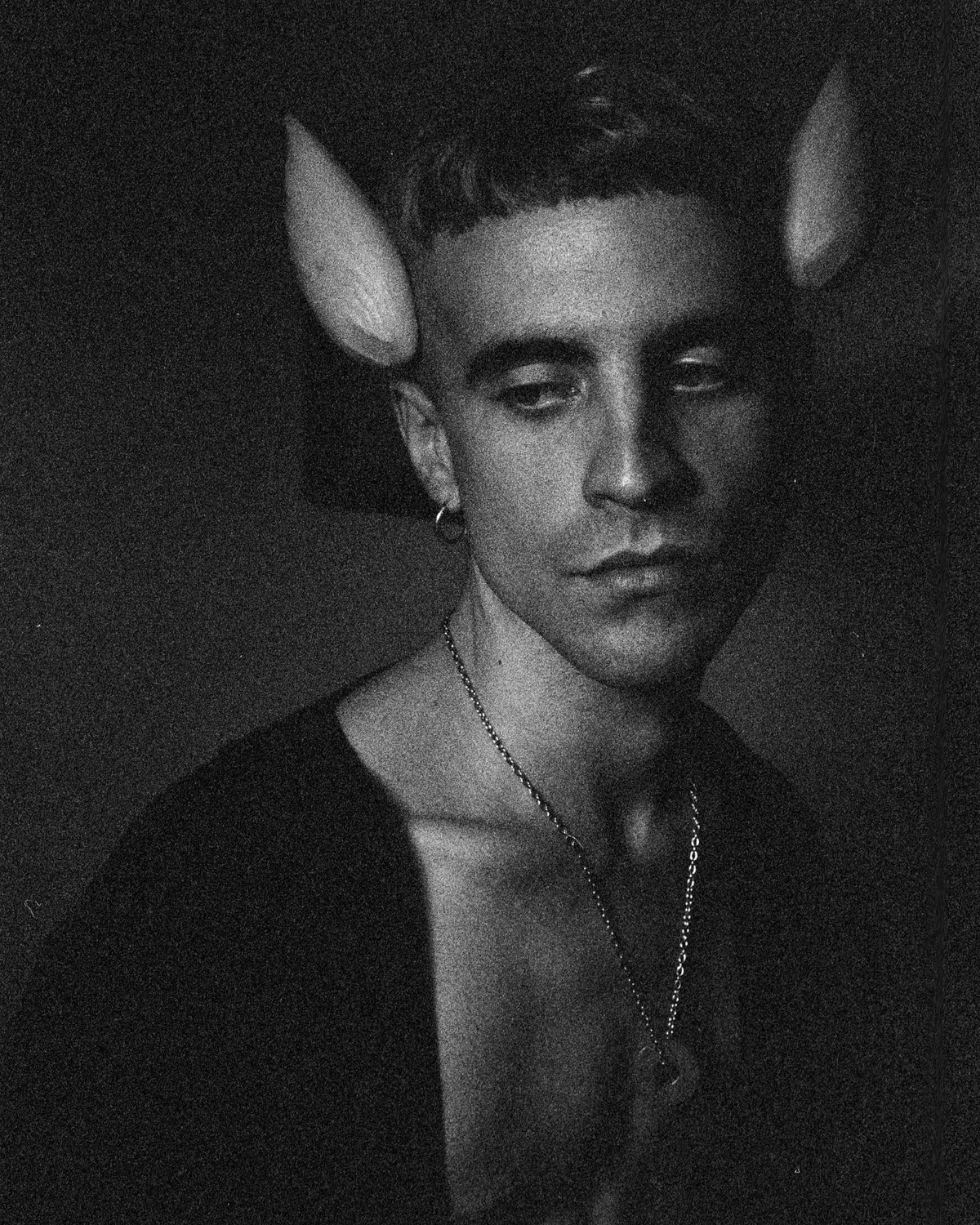 Vào tháng 6/2019, nghệ sĩ người Tây Ban Nha này đã tham gia cuộc phỏng vấn với Tạp chí VICE và giải thích ý định của mình về việc cấy ghép một cơ quan nhân tạo cho phép bản thân cảm nhận được những thay đổi về nhiệt độ, độ ẩm và áp suất khí quyển thông qua hộp sọ.